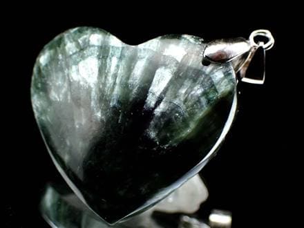 セラフィナイト 斜緑泥石 ハート ペンダントトップ クリノクロア