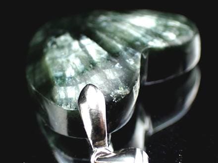 セラフィナイト 斜緑泥石 ハート ペンダントトップ クリノクロア