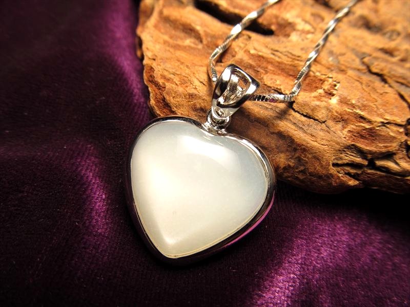 ◇極上ホワイトシラー◇【永遠の愛の象徴】【愛を伝える石