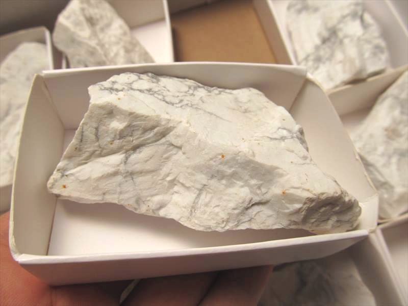 ☆限定2セット☆箱売り☆白く美しい原石☆マグネサイト【ハウライト