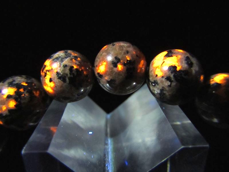 ◇神秘的な黄金の輝き◇近年発見された新種の発光パワーストーン