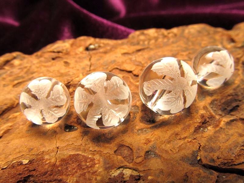 ◇8ミリ珠◇【手彫り・クローバー】◇1珠80円◇天然水晶(クリスタル