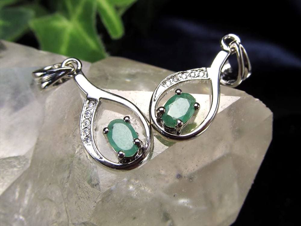 エメラルド 宝石 5月の誕生石 ペンダント アクセサリー