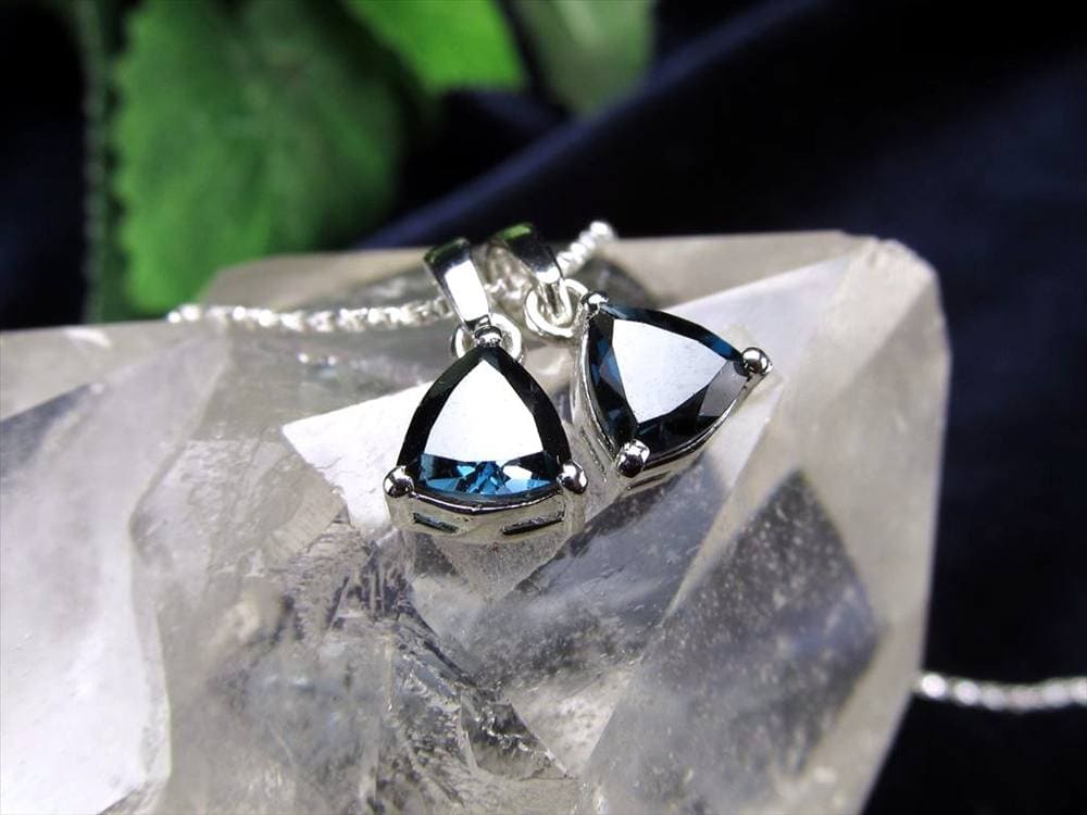 ロンドンブルー トパーズ ペンダントトップ カット インディゴブルー 11月の誕生石