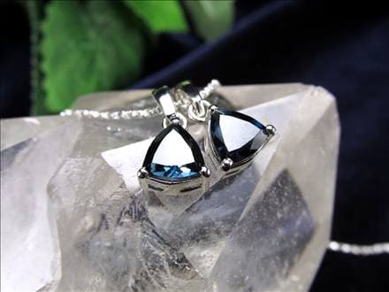 ロンドンブルー トパーズ ペンダントトップ カット インディゴブルー 11月の誕生石