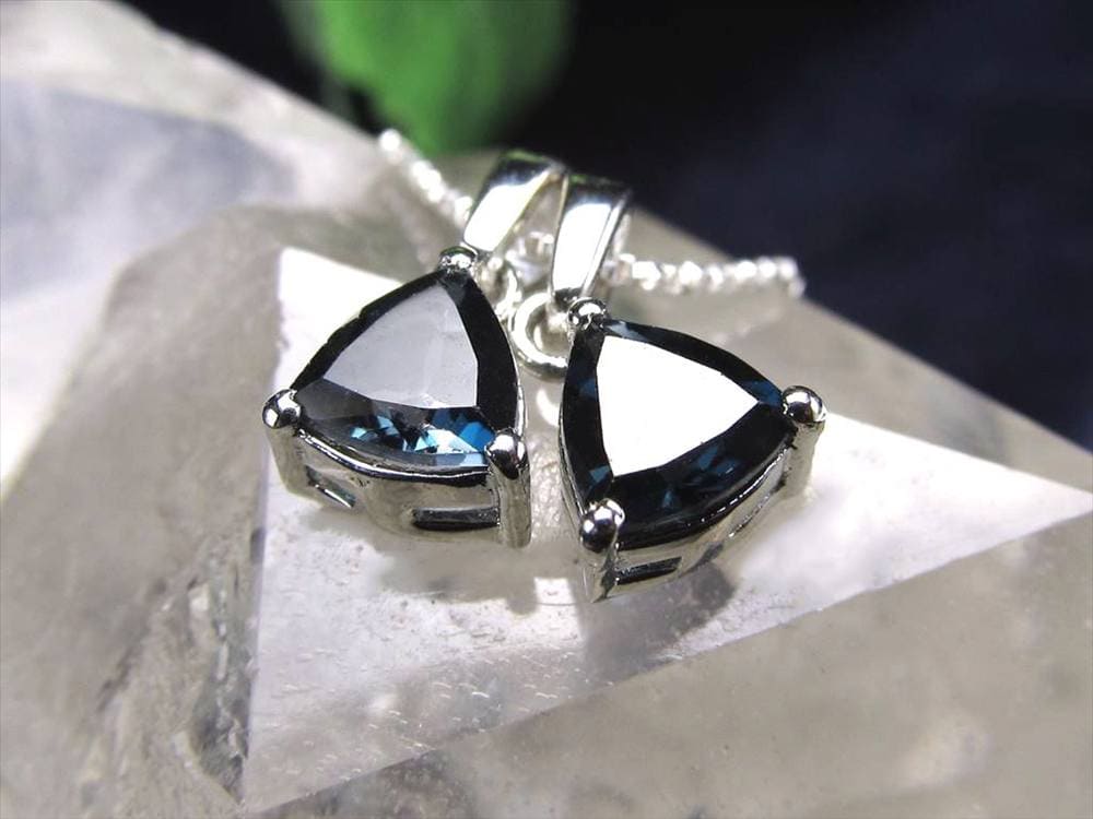 ロンドンブルー トパーズ ペンダントトップ カット インディゴブルー 11月の誕生石