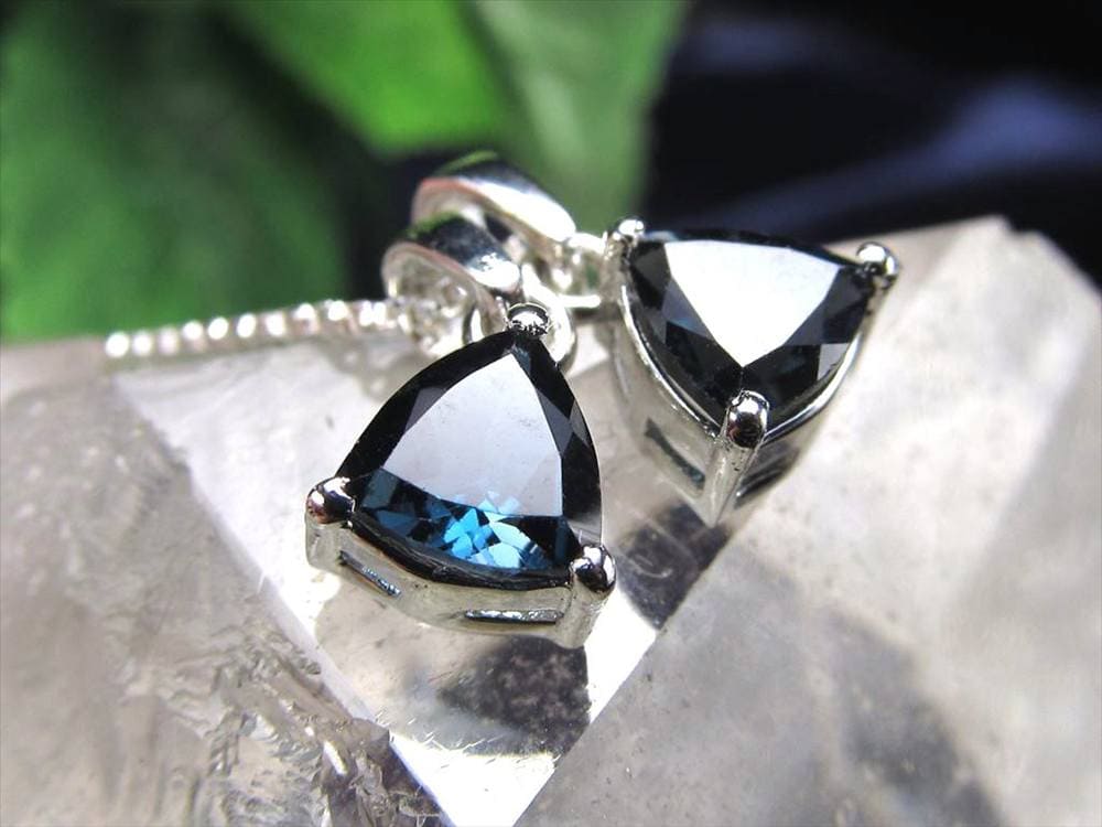 ロンドンブルー トパーズ ペンダントトップ カット インディゴブルー 11月の誕生石