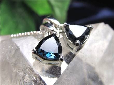 ロンドンブルー トパーズ ペンダントトップ カット インディゴブルー 11月の誕生石