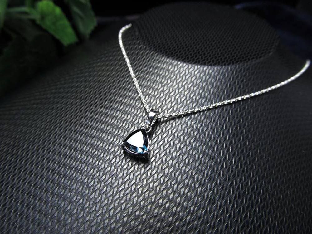 ロンドンブルー トパーズ ペンダントトップ カット インディゴブルー 11月の誕生石