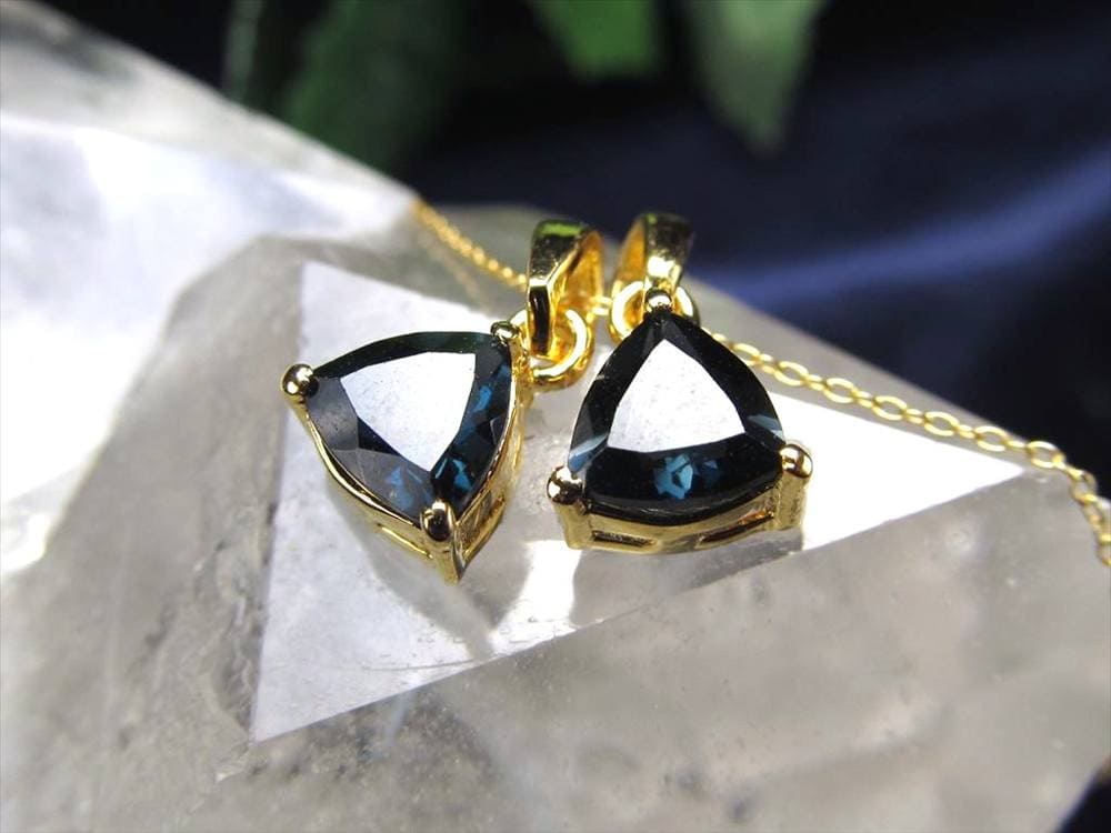 ロンドンブルー トパーズ ペンダントトップ カット インディゴブルー 11月の誕生石