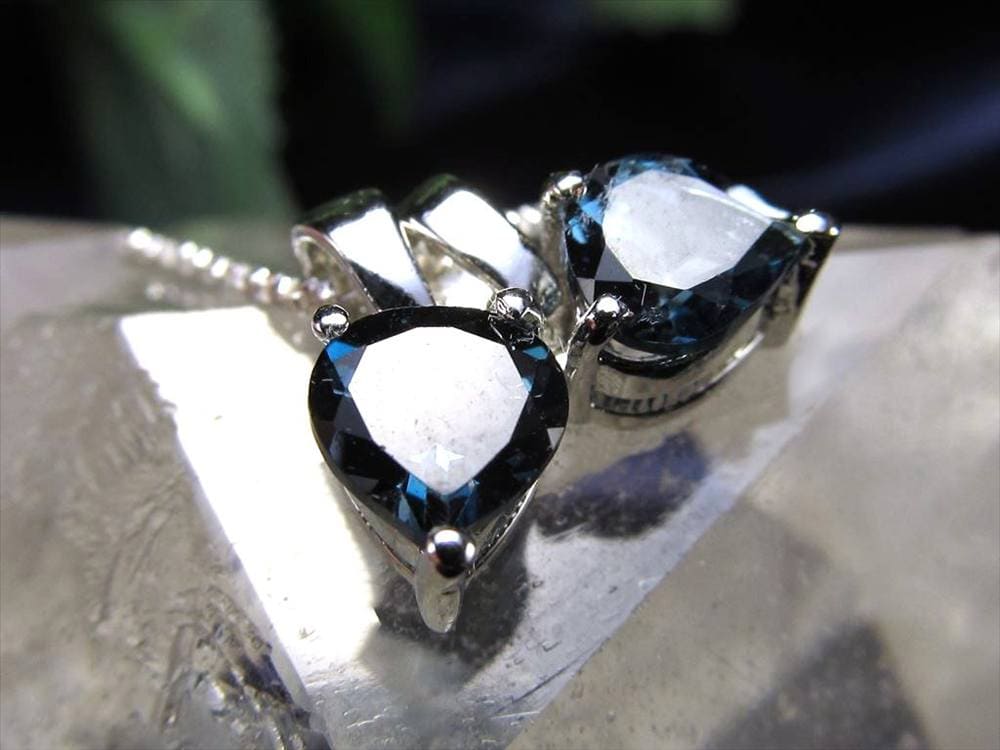 ロンドンブルー トパーズ ペンダントトップ カット インディゴブルー 11月の誕生石