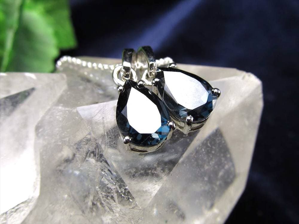 ロンドンブルー トパーズ ペンダントトップ カット インディゴブルー 11月の誕生石