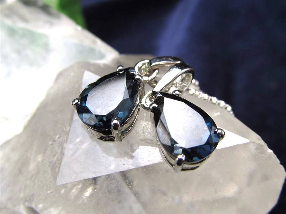 ロンドンブルー トパーズ ペンダントトップ カット インディゴブルー 11月の誕生石