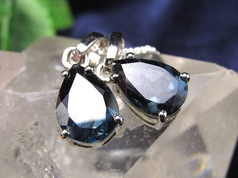 ロンドンブルー トパーズ ペンダントトップ カット インディゴブルー 11月の誕生石