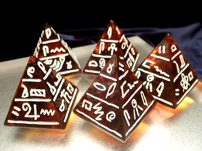 ツーソン展示会商品 古代の琥珀ピラミッド 象形文字 Hieroglyph 彫刻 天然バルティックアンバー 琥珀 エジプシャンピラミッド 幅約30mm 高さ約30mm前後 バルト海産