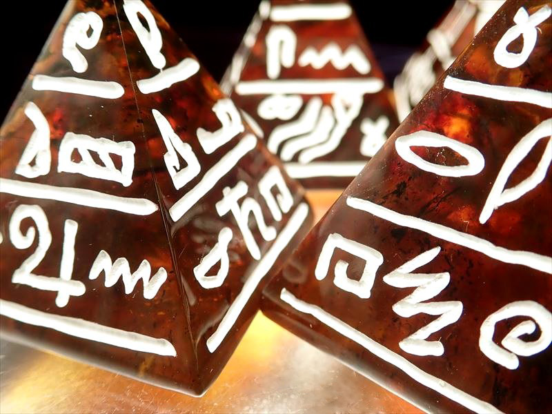 ◇王道の琥珀色◇天然アンバーピラミッド◇象形文字（hieroglyph
