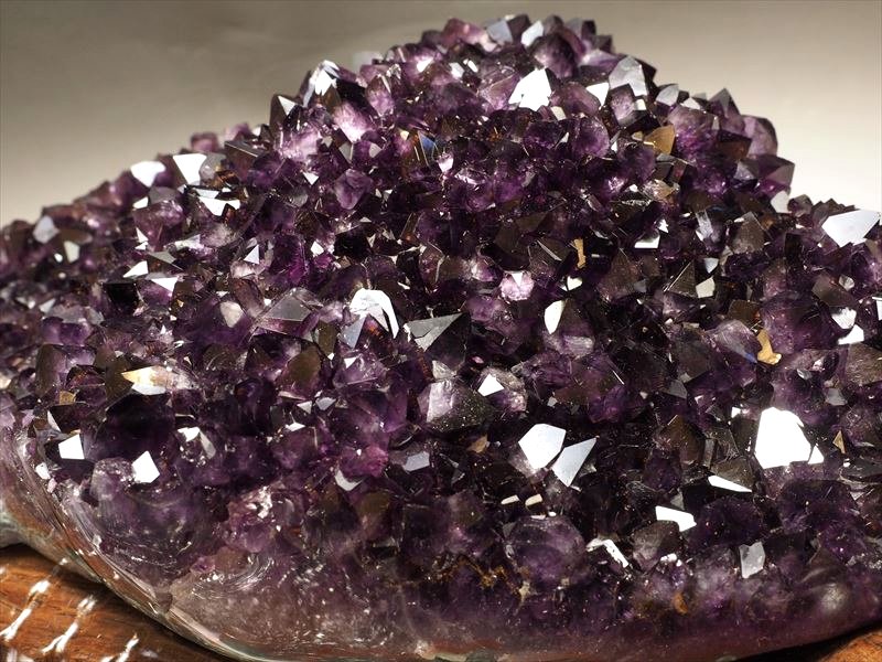 ☆迫力の巨大木彫り台座付きアメジストクラスター！☆激レア鰐彫り台座