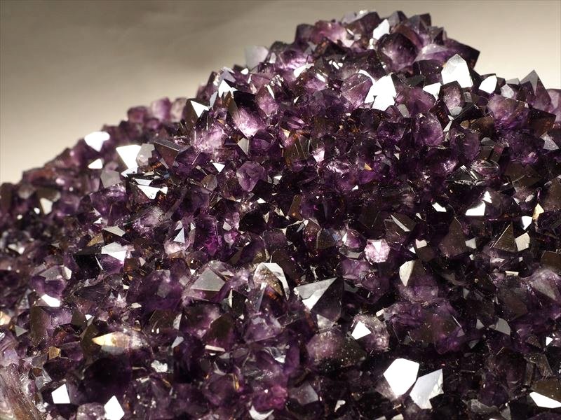 ☆迫力の巨大木彫り台座付きアメジストクラスター！☆激レア鰐