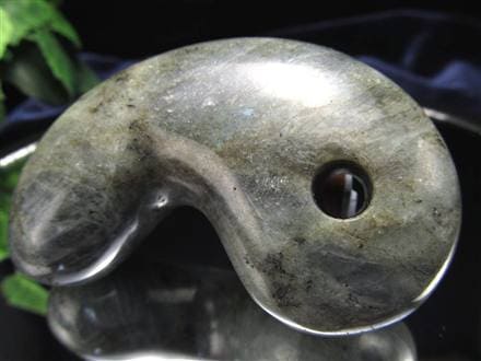 ラブラドライト 曹灰長石 勾玉 三種の神器