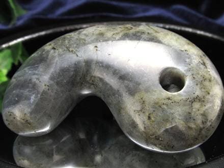 ラブラドライト 曹灰長石 勾玉 三種の神器