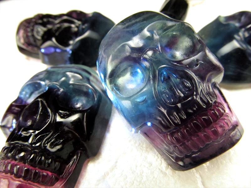 << 大幅値下げ >> ブルーフローライトスカル ☆輝く！骸骨フローライト！☆超透明＆艶々フローライト