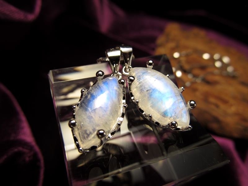 ☆透明感抜群！☆3A☆王冠モチーフ金具タイプ☆ブルームーンストーン