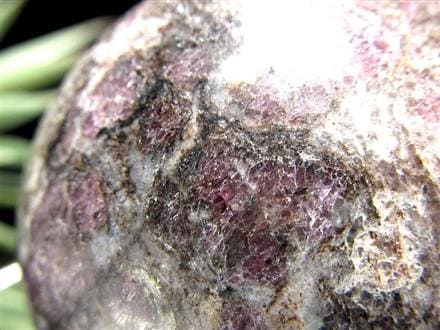 スピネルイングラナイト 尖晶石入り花崗岩 丸玉 置物 インド産