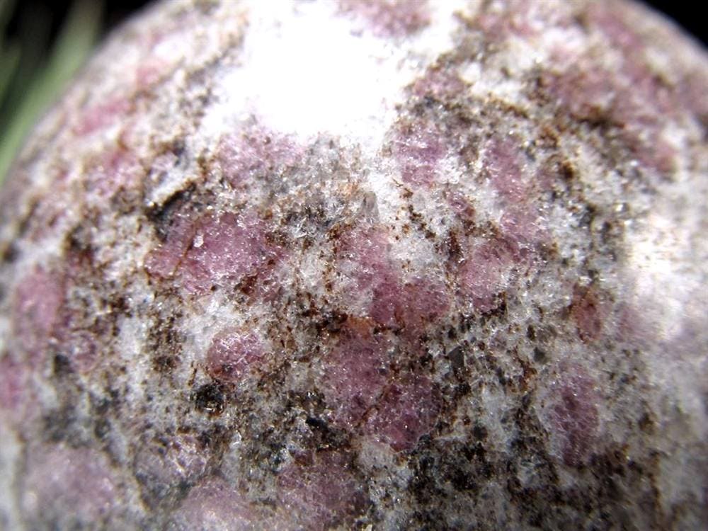 スピネルイングラナイト 尖晶石入り花崗岩 丸玉 置物 インド産