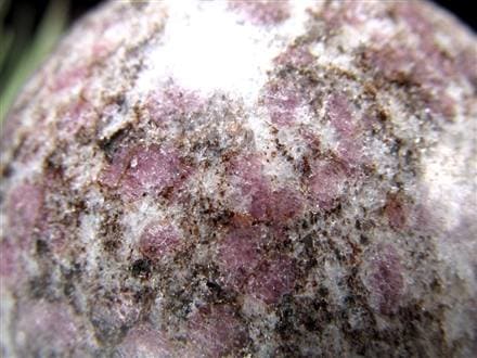 スピネルイングラナイト 尖晶石入り花崗岩 丸玉 置物 インド産