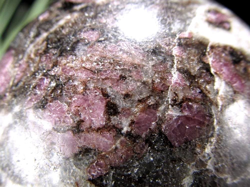 スピネルイングラナイト 尖晶石入り花崗岩 丸玉 置物 インド産