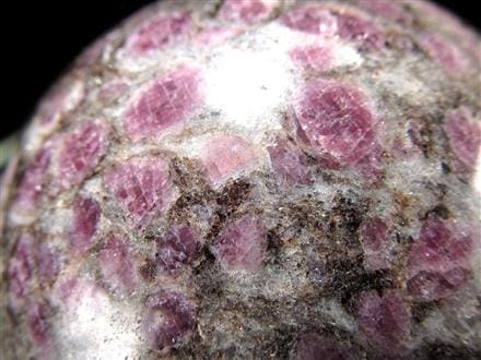 スピネルイングラナイト 尖晶石入り花崗岩 丸玉 置物 インド産