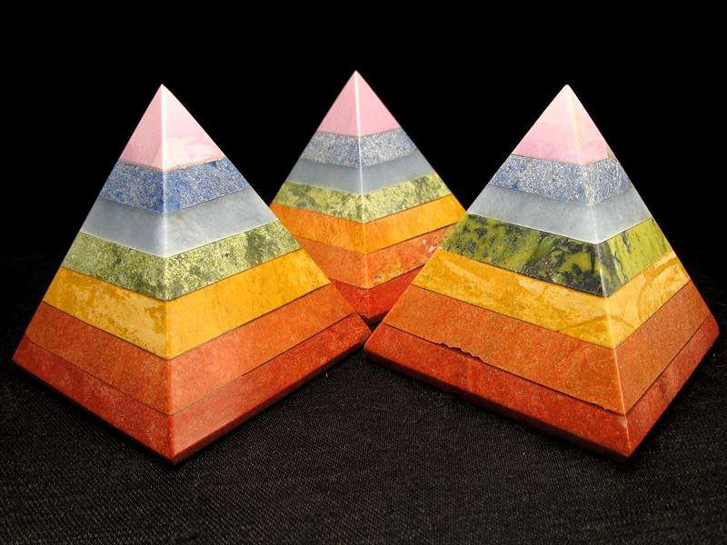 チャクラ対応 ピラミッドパワー 7色天然石使用 デンバー展示会 パステルカラーの可愛らしい色合い チャクラ対応7色 ピラミッド置物