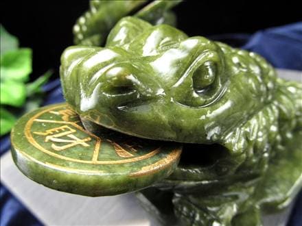 サーペンティン 蛇紋石 三本脚のカエル 彫刻置物 開運