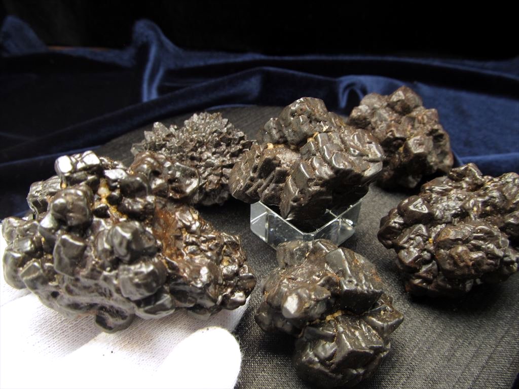 赤鉄鉱（白鉄鉱仮晶）　ヘマタイト　鉱物標本　エジプトの星　仮晶 赤鉄鉱 磁鉄鉱仮晶 八面体 - トイロ石