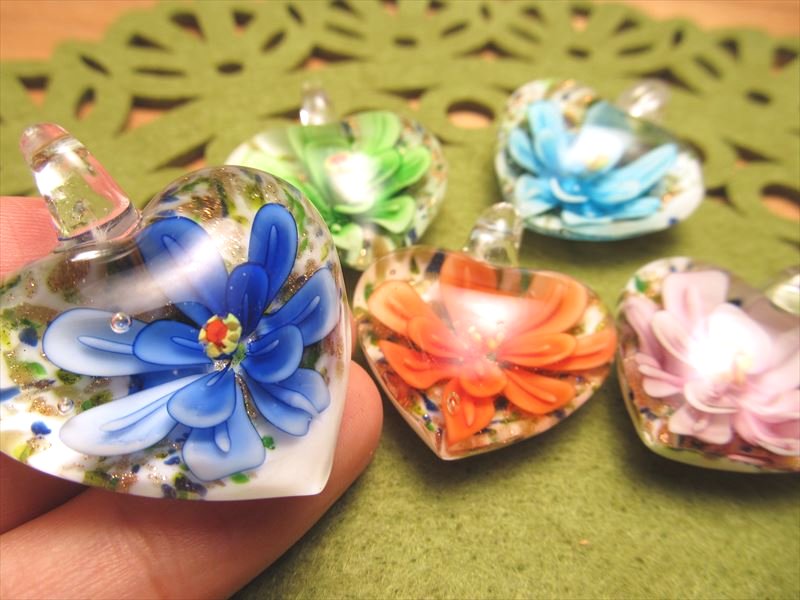 ★感謝品★ハンドクラフト【ガラス細工『蓄光タイプ』フラワーグラスペンダント】❤️ ☆全5種☆手作り・花モチーフのハンドクラフトペンダント☆激安5
