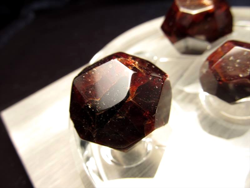 ブラウニッシュレッドの12面体結晶ガーネット(特大サイズ)ポリッシュ ブラウニッシュレッドの12面体結晶ガーネット(特大サイズ)ポリッシュ