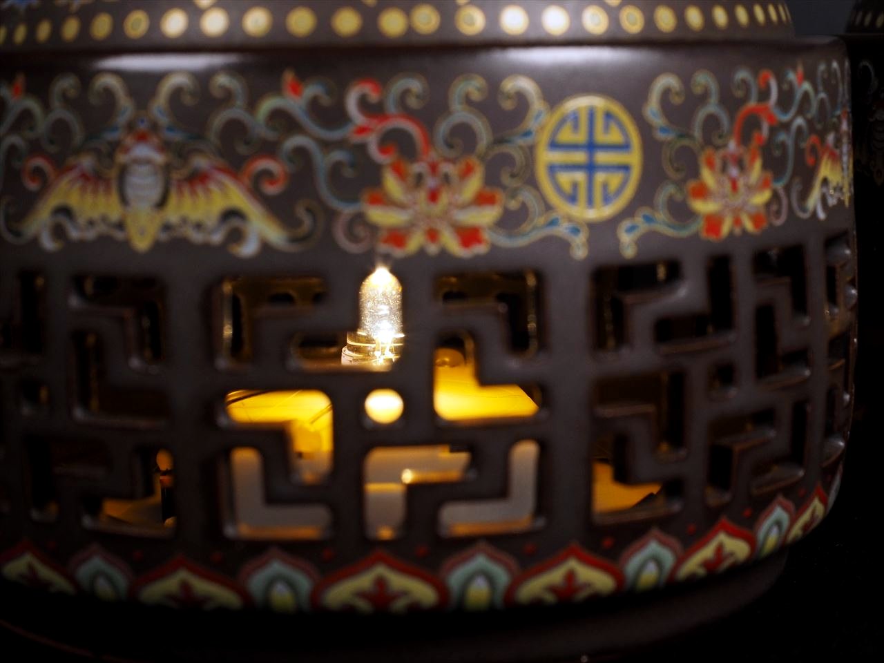 動画あり】◇煙と光で幻想的な空間を演出◇2種類の花＆雷紋の模様