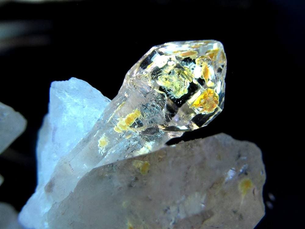 オイルクォーツ 石油入り水晶 結晶 原石