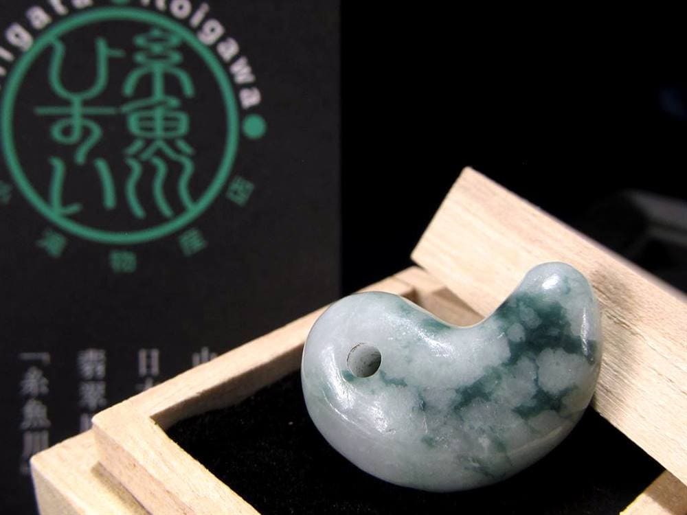 翡翠 勾玉 ジェイド 本翡翠 糸魚川