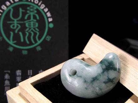 翡翠 勾玉 ジェイド 本翡翠 糸魚川
