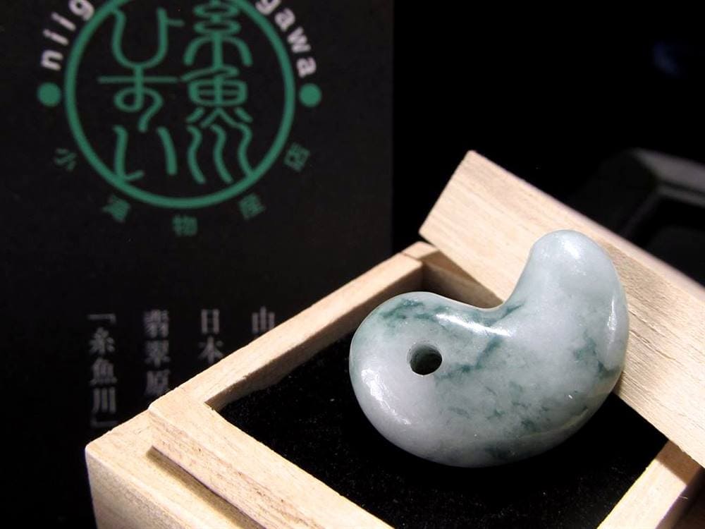 翡翠 勾玉 ジェイド 本翡翠 糸魚川