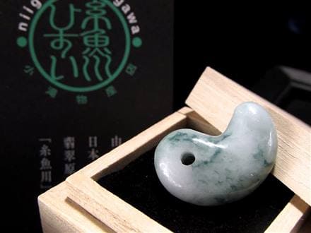 翡翠 勾玉 ジェイド 本翡翠 糸魚川
