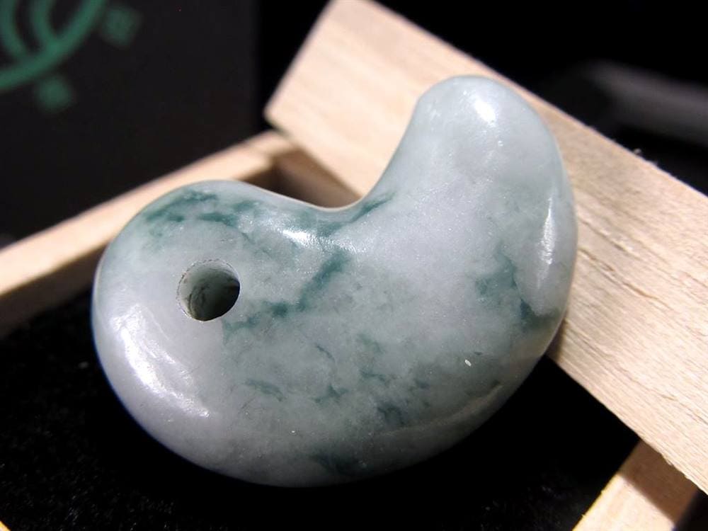 翡翠 勾玉 ジェイド 本翡翠 糸魚川