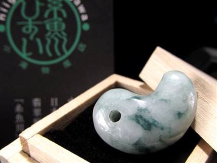 翡翠 勾玉 ジェイド 本翡翠 糸魚川