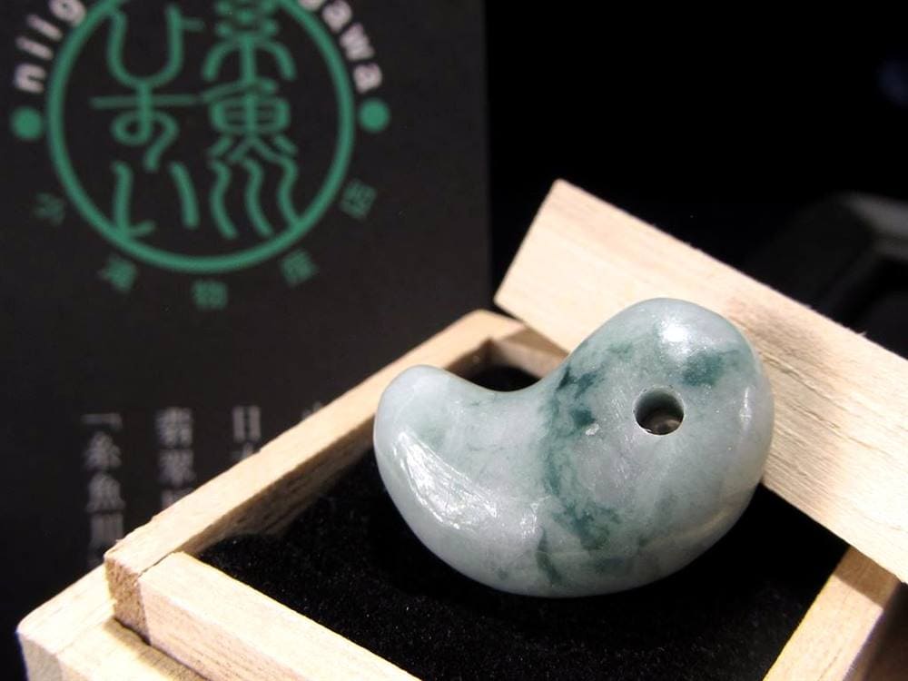 翡翠 勾玉 ジェイド 本翡翠 糸魚川