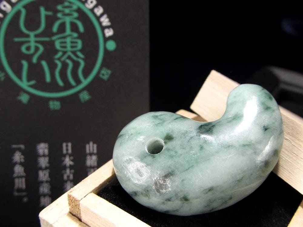 翡翠 勾玉 ジェイド 本翡翠 糸魚川