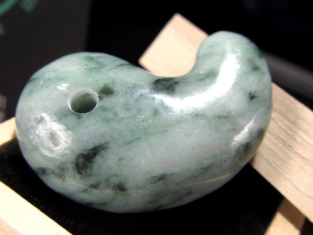 翡翠 勾玉 ジェイド 本翡翠 糸魚川