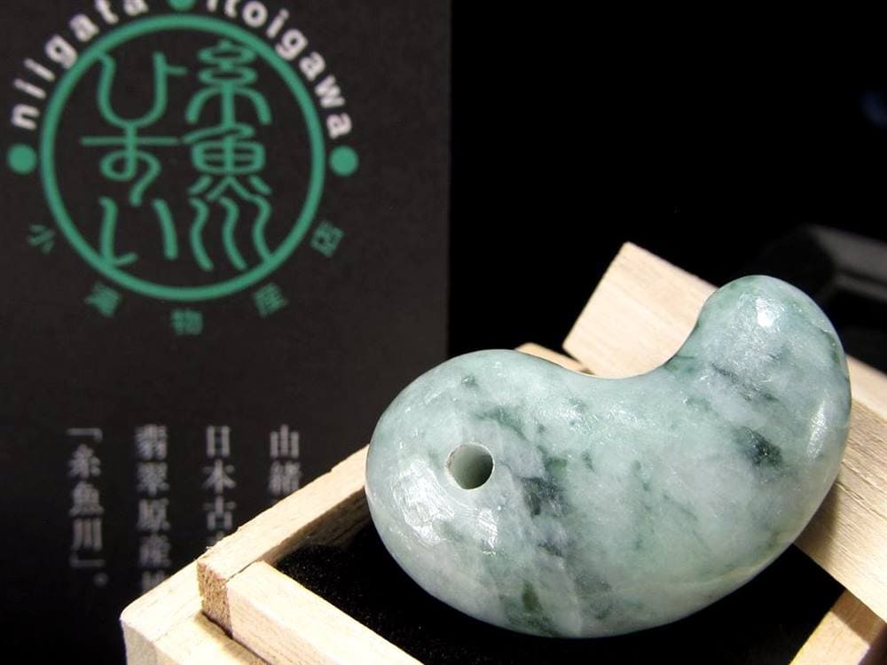 翡翠 勾玉 ジェイド 本翡翠 糸魚川