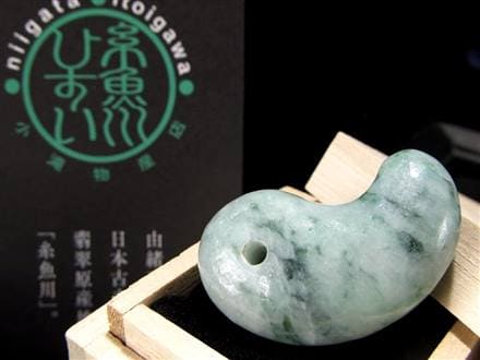 翡翠 勾玉 ジェイド 本翡翠 糸魚川