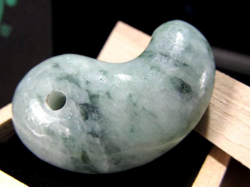 翡翠 勾玉 ジェイド 本翡翠 糸魚川